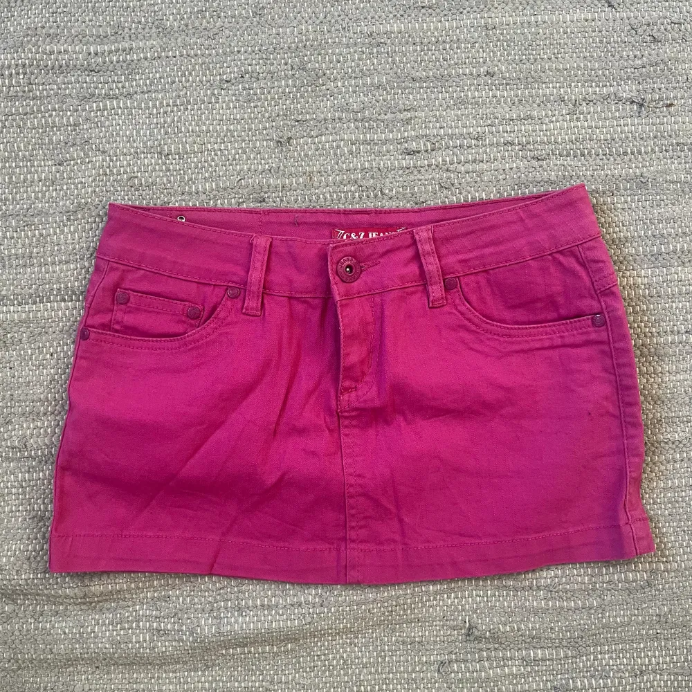 Lågmidjad jeanskjol i den perfekta rosa färgen. Midjemått 37cm rakt över, längd 28 cm. Köp via köp nu ❤️‍🔥. Kjolar.