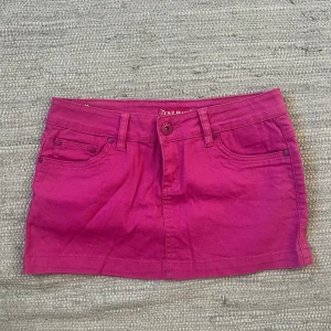 Lågmidjad jeanskjol  - Lågmidjad jeanskjol i den perfekta rosa färgen. Midjemått 37cm rakt över, längd 28 cm. Köp via köp nu ❤️‍🔥