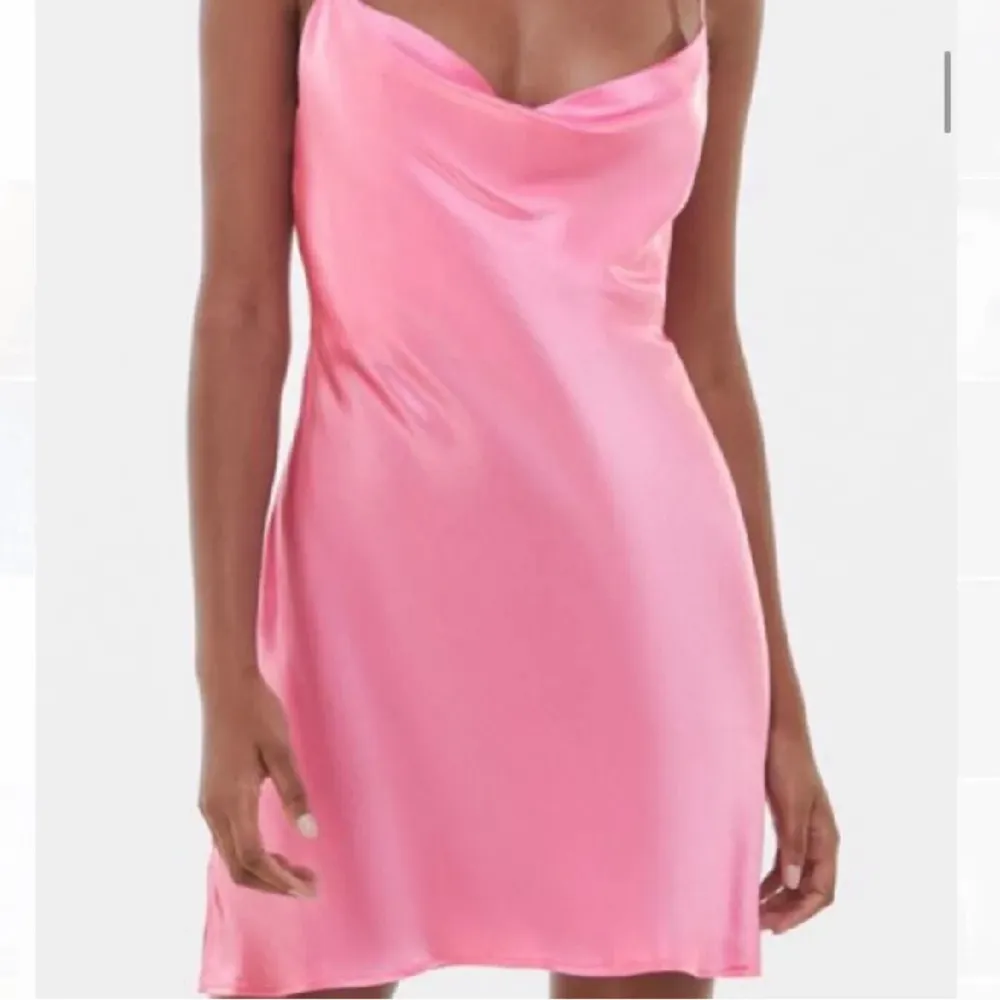 Säljer denna rosa minikläning i satin i storlek S. Jättefin nu till sommaren🩷. Klänningar.