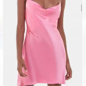 Säljer denna rosa minikläning i satin i storlek S. Jättefin nu till sommaren🩷