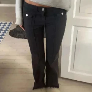 Jeans med fickor i fram❤️ - Fina jeans utan fickor i bak, utsvängda och lågmidjade❤️ en defekt oxå som man ser på sista bilden❤️