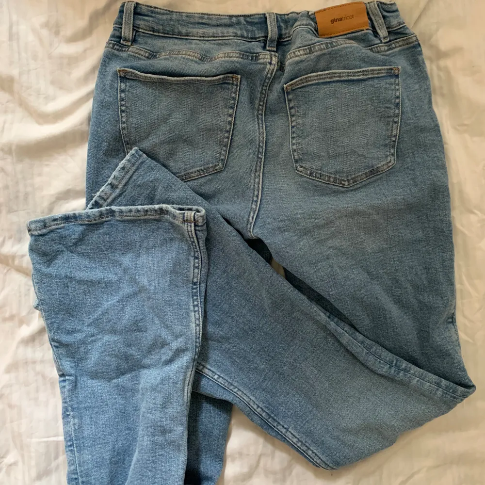Ljusblåa lowwaist bootcut jeans från gina i storlek S🥰 Har resorband på insidan runt midjan, i nyskick. Jeans & Byxor.