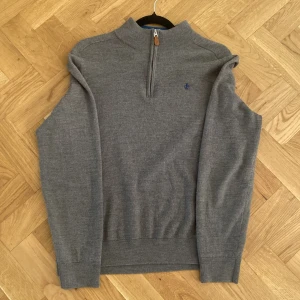 Morris half zip - Morris halfzip i toppskick! Säljer nu denna Morris tröja i 9/10 skick då den inte används längre. Tröjan är i barn XXL vilket motsvarar vanlig S strlk i man. Nypris: 2800kr, mitt pris 450kr!