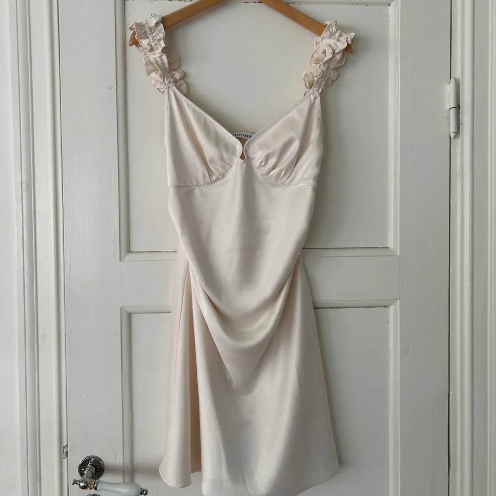 Superfin klänning från Adoore i modellen Nimes. Aldrig använd, bara testad🤍 Originalpris 1295. Klänningar.