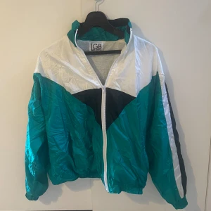 Vindjacka - Grön/svartvit vindjacka i storlek S Köpt second hand i London för år och dar sen. Mycket bra skick, använd nån enstaka gång.  Kan mötas upp i leksand eller fraktkostnad tillkommer. Swish 🫶🏼