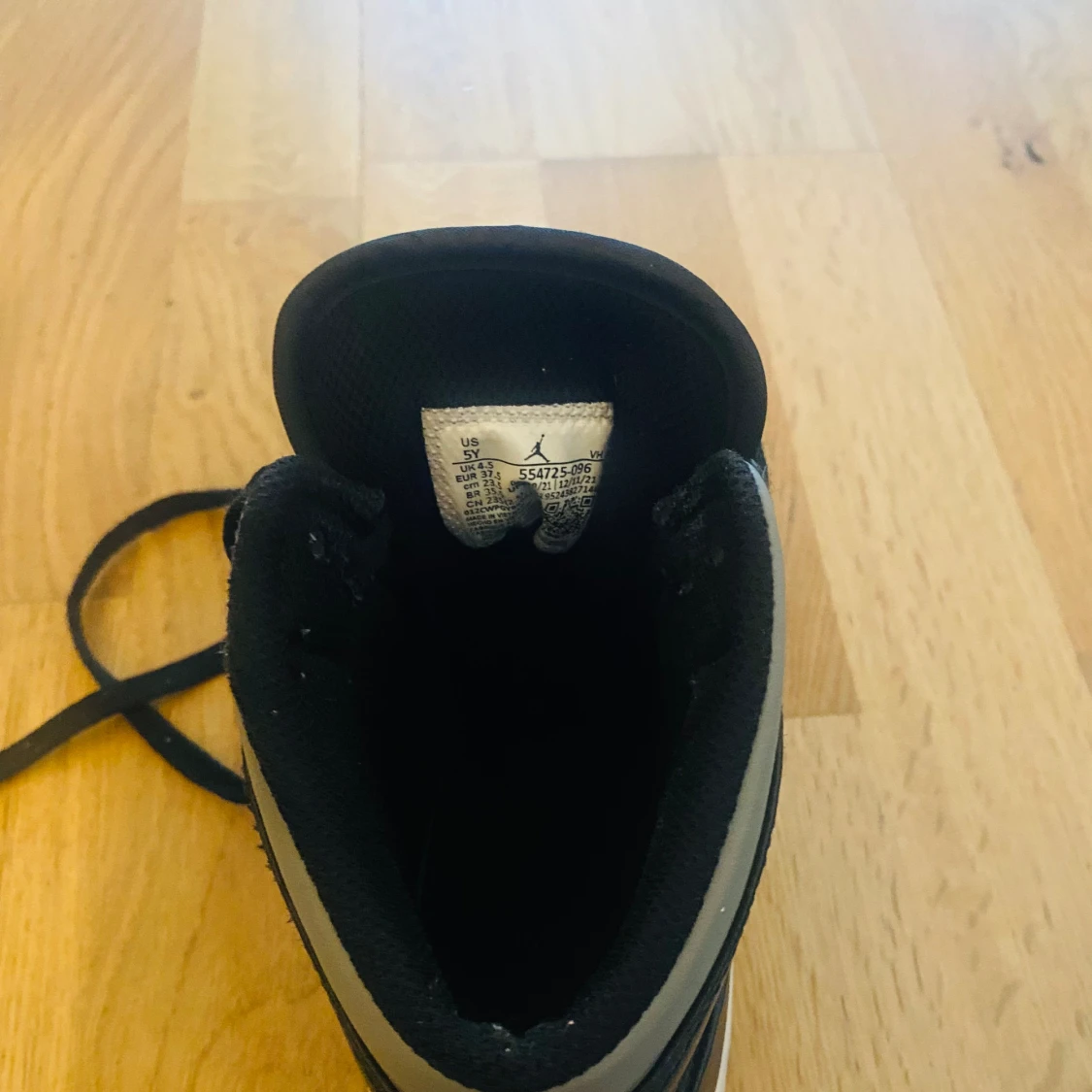 Jag säljer mina Nike Jordan skor för att jag använder inte dom längre. - 93