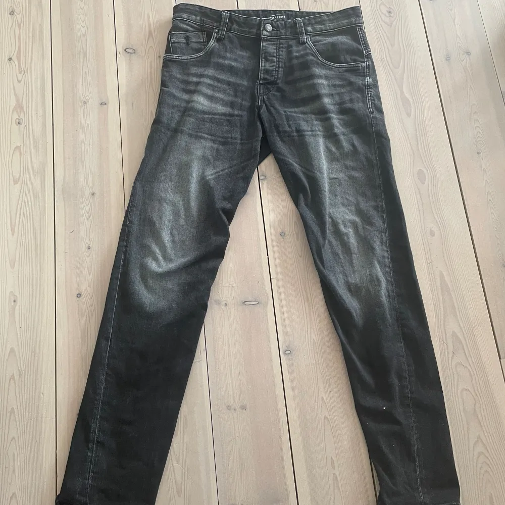 Jack and Jones jeans i storlek 30/32. Skick 9/10! Hör gärna av dig vid fler frågor😁. Jeans & Byxor.