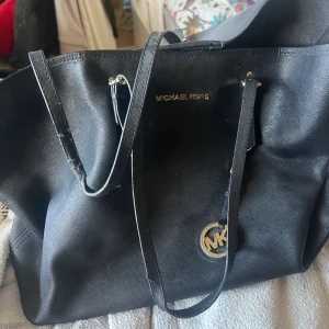 Michael kors väska - Handtagen är väldigt slitna därav priset!!! Kan fixas hos skräddare