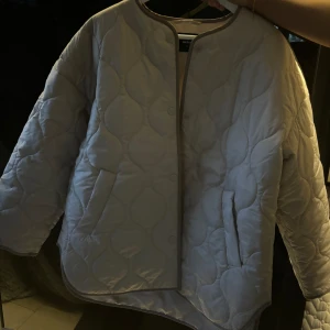 Jacka - Säljer denna super fina begia jacka då den tyvärr inte kommer till användning!💕 Endast använd 2 gånger, så den är som ny😍