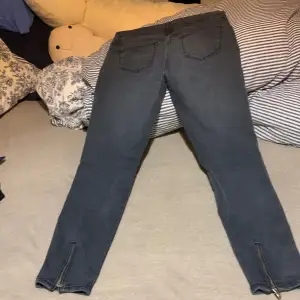 Jeans med dragkedjedetaljer och dragkedjor vid foten stretch 