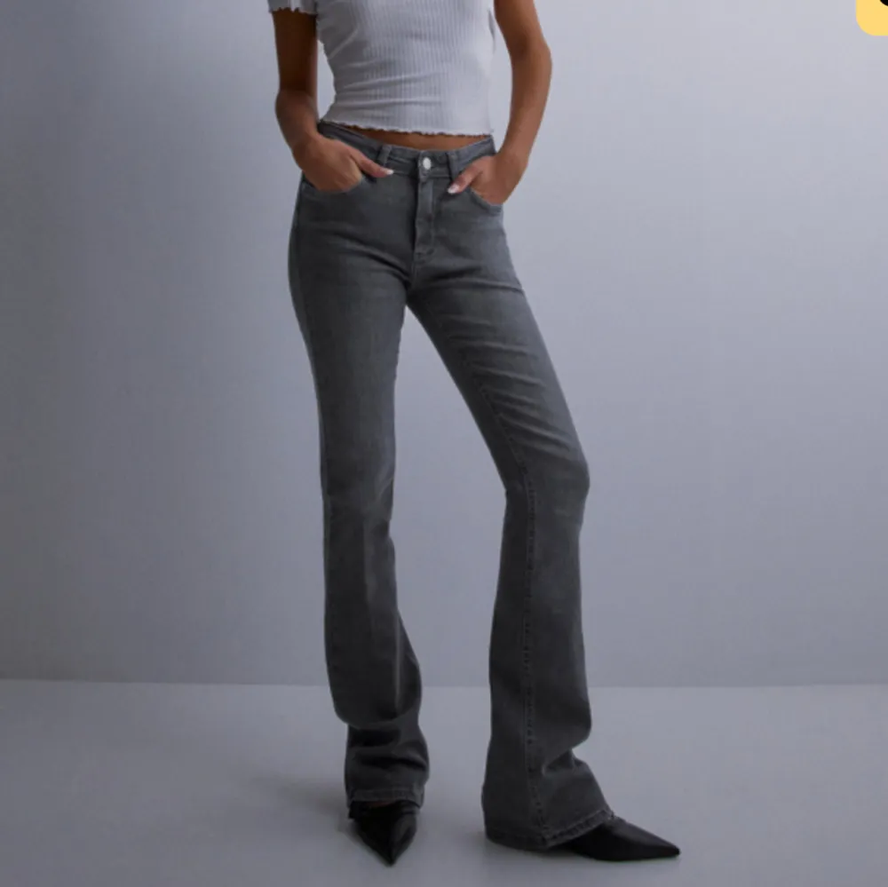 Skitsnygga jeans från only, exakt som på första bilden fast med slitsar där nere❤️. Jeans & Byxor.
