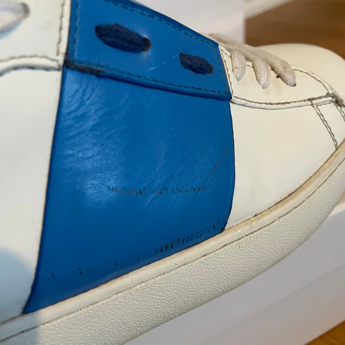 Tja,säljer mina valentino opens som fortfarande är i ganska bra skick men två små defekter som finns med på bilderna. - 91