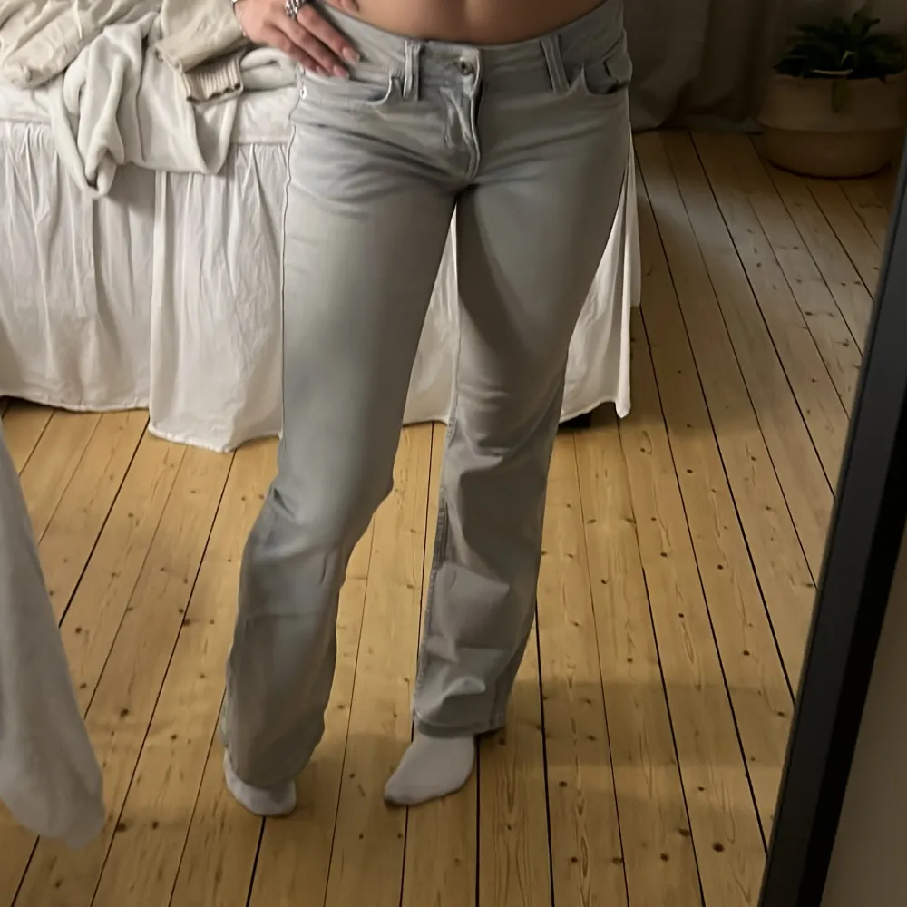 Säljer nu dessa helt oanvända jeansen ifrån H&M. Superfina men kommer inte till användning. Storlek 32 men passar xs/s. Se färg bild 3. Jeans & Byxor.