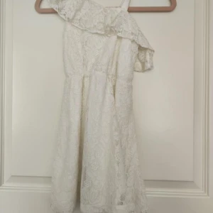 Vit sommar klänning  - Jättefin klänning att ha till skolavslutningen. Använd endast 2 gånger. 