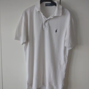 Polo Ralph Lauren pike - Säljer denna riktigt snygga pike som är perfekt nu till sommaren. Den är storlek S men ganska stor i storleken. Skicket är 8/10 med två små slitningar i två sömmar. Lägg gärna prisförslag, Hör av er vid funderingar eller frågor. 
