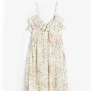 Blommig klänning H&M - Säljer nu min så fina blommiga klänning från H&M, inga defekter och så fin nu till sommaren💕kom privat för fler bilder🫶🏼