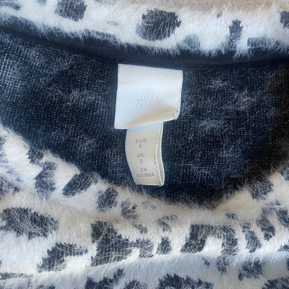 Säljer denna jätte fina leopard stickade tröja från hm❣️❣️. Stickat.