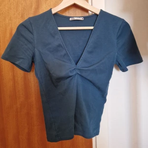 Zara topp - En jättesnygg topp från zara! Passar perfekt till fest och vardag. Storlek s men passr även xs.