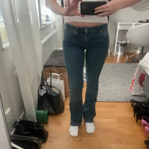 Lågmidjade blå bootcut jeans - Lågmidjade blå bootcut jeans i storlek 34, men passar mig som har 36 vanligtvis. 200kr plus frakt