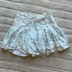 Kjol med blommor på  - Vit kjol, med små blåa blommor på!