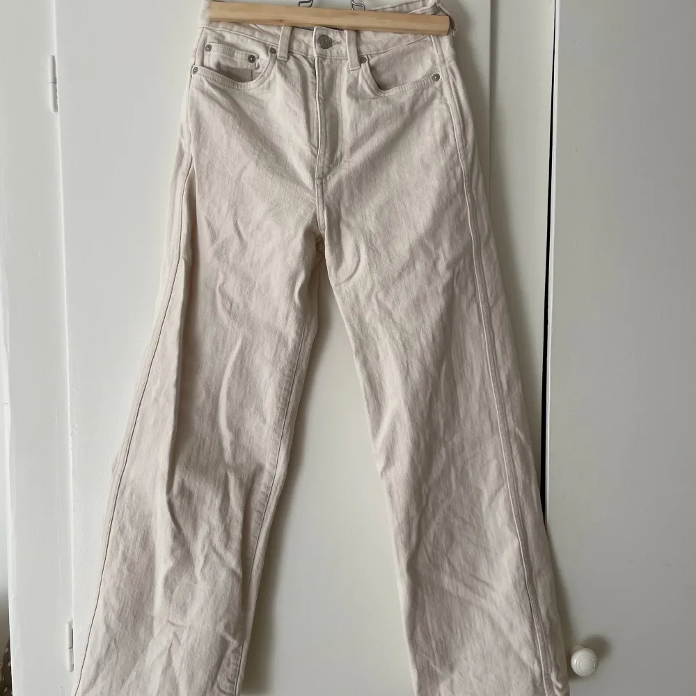 Beiga jeans från Weekday i storlek  25, modellen ’Very high wide jeans’. Nyskick! Säljer pga för små.. Jeans & Byxor.