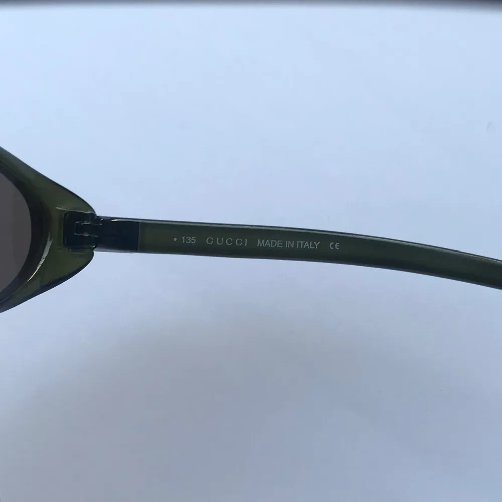 Äkta vintage Gucci solglasögon från Tom Ford eran. Sista bilden visar hur glasögonen sitter på en modell. Bågen är svart/mörkgrön. Fint skick. Övrigt.