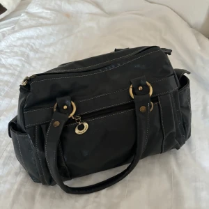 vintage svart väska - så himla snygg och perfekt till varje tillfälle🌸💋 märket är fashionduck och det är i äkta läder