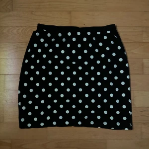 Prickig kjol  - En prickig kjol köpt second hand, själv aldrig använt. Hittar ingen storlek men skulle gissa på M/L.