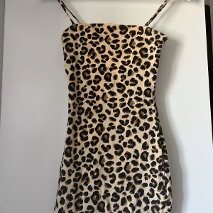 Leopard klänning - Leopardmönstrad klänning Aldrig använd 🫶