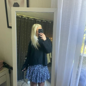 Blommig kjol - Jätte söt blommig kjol till sommaren🌸 Säljer på grund av att jag inte har fått så mycket användning av den, därav är den i gott skick. Den har en svart under kjol och det går därför inte att se igenom kjolen 💗☺️