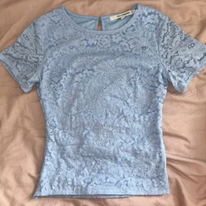 Spets topp - Jätte gullig ljusblå spets topp perfekt nu till sommaren!!☀️Toppen är i stlk 38 men är insydd, så skulle säga att den är i stlk 34! Kom priv för mer bilder!!💕