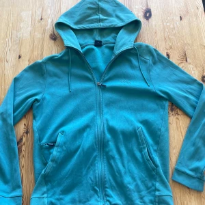 Hugo boss zip hoodie - Fin Hugo boss hoodie i storlek M, passar dig bra som är 170-183 typ  Skick 7/10  Köpt för 1300kr