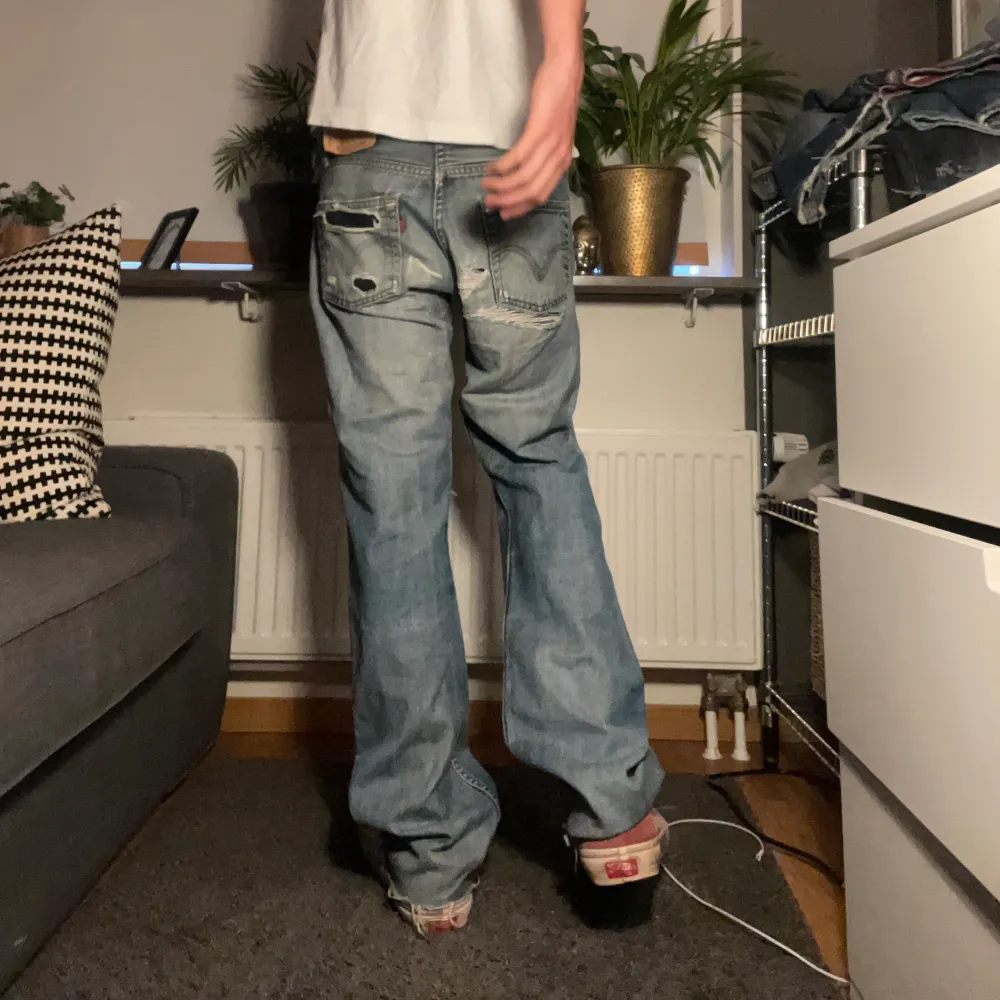 sköna levis jeans me distressing. Jeans & Byxor.