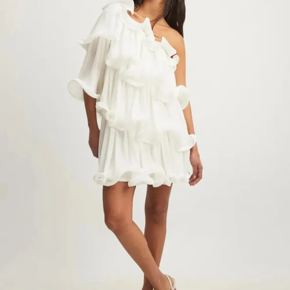 Säljer denna skitsnygga oanvända vita klänningen från Lojsan Wallins kollektion för NAKD i storlek 34. Lappen är kvar och är aldrig använd! Passar super som studentklänning! Helt slutsåld på hemsidan 🤍. Klänningar.