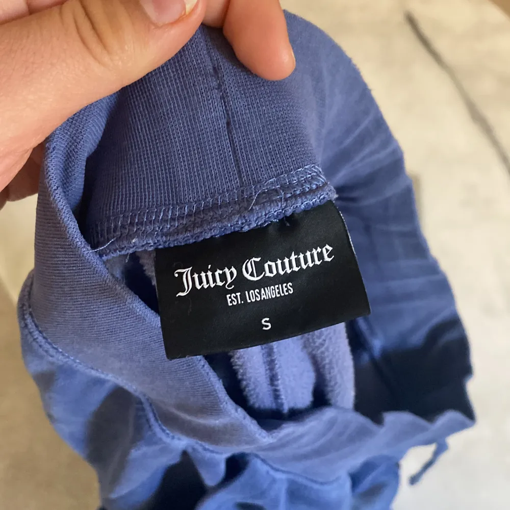 Säljer mina juicy couture då dom inte anspänds längre. Str s. Dom har två små defekter dom ni ser på bilden.❤️. Jeans & Byxor.