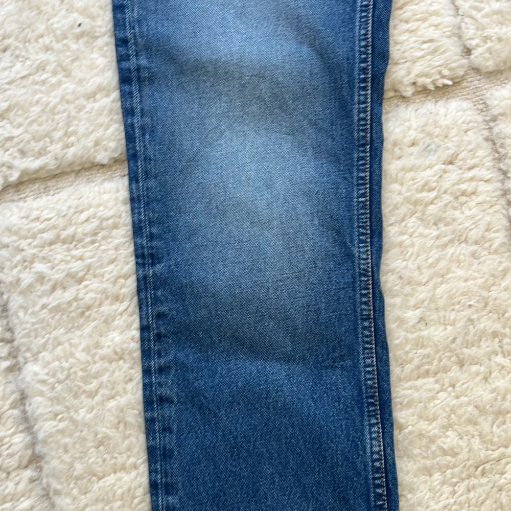 I princip nya använda något fåtal gånger, inga slitningar/hål eller defekter. Gritty Jackson model i storlek 32/36. Köpta för 1599kr. Jeans & Byxor.