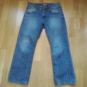 Säljer mina gamla jeans från märket Lee Cooper i storlek W34. Säljer de för att de är för små. De är i väldigt bra skick utan några fläckar.