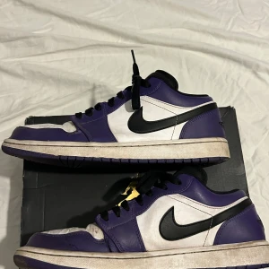 Jordan 1 court purple low - Skick 6/10 men riktigt snygga skor och äkta