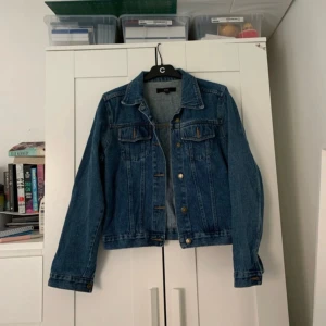 Blå jeansjacka  - Så fin jeansjacka från okändt märke. Säljer då den inte kommer till användning❤️