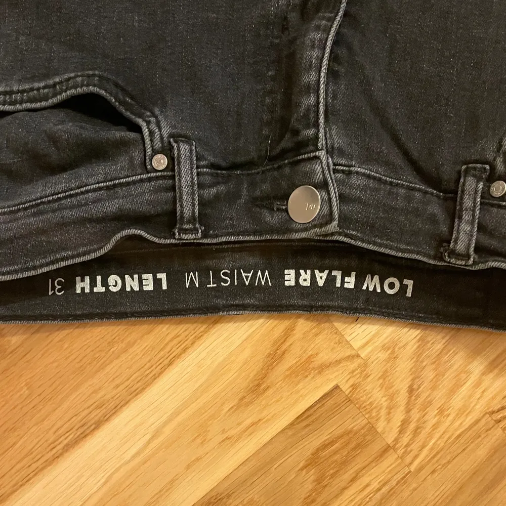Lågmidjade bootcut jeans, de är lite söndertrampade längst ner men annars i super skicka och sjukt bekväma . Jeans & Byxor.