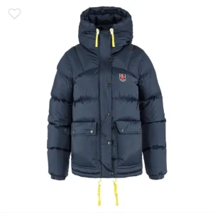 Fjällräven jacka - Säljer min fjällräven jacka för den ör för liten, lägsta jag kan sälja för är 5000, som ny💕