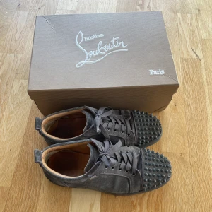 Christian Loubitin Sneakers - Gråa Louboutin sneakers i strl 42👍Skick 7/10 nypris 9899kr mitt pris 3599🙌 Vid intresse eller funderingar hör av dig privat 🤝