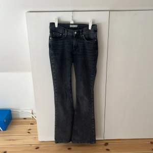 Säljer ett par helt nya utsvängda, gråa jeans ifrån Gina Tricot Deras ”low tall bootcut jeans” i mörk grått, storlek 34 Säljer pga för stora för mig🥰 Ordinarie pris 499.95 Kom privat för frågor eller funderingar! 
