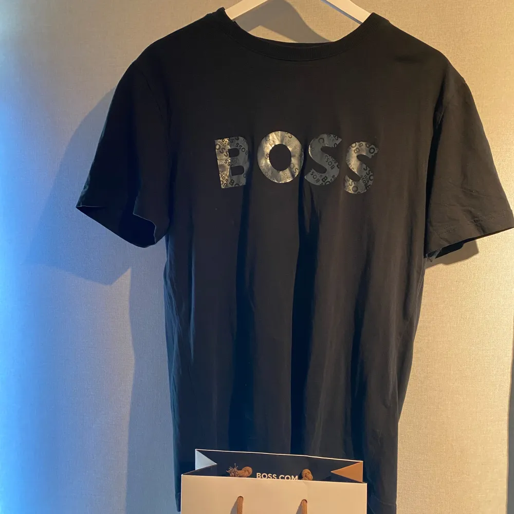 Använd några gånger  Köpt på Boss i mall of scandinavia  Storlek M. T-shirts.
