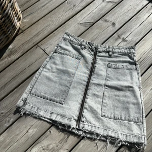 Jeans kjol - Grå jeanskjol från Gina Tricot som inte längre säljs. I storlek 36