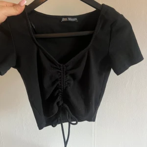 Topp från zara - Använd några gånger. Storlek M egentligen men sitter som en xs ganska tajt!