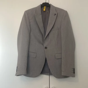 Kvaj herr - Oanvänd kavaj strl 46 i ljus grå färg