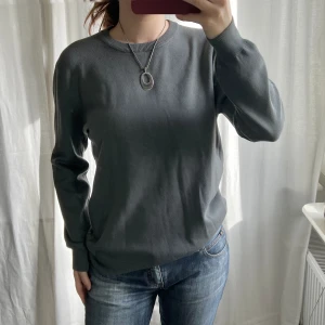 Grå tröja - Grå basic tjocktröja 🩶