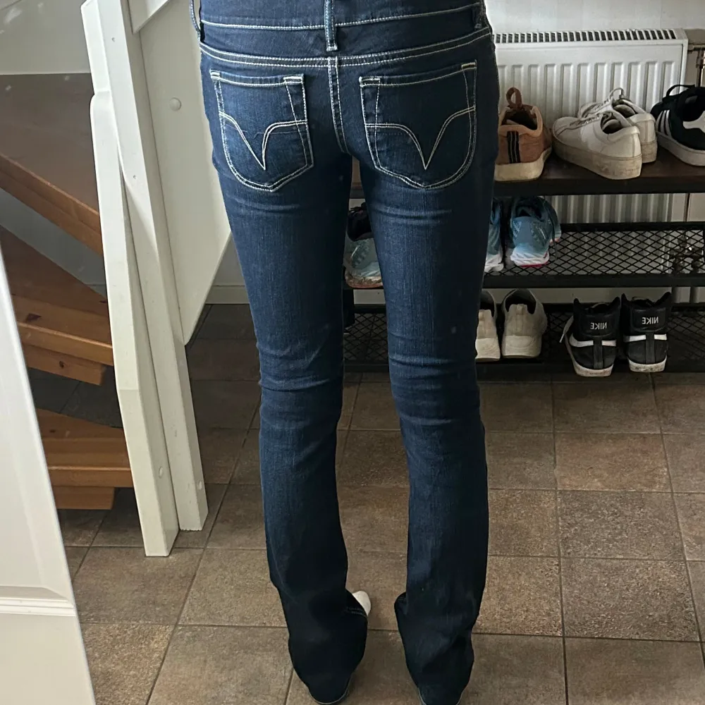 Kan sänka pris vid snabb affär! Säljer dessa super snygga jeans pg av att dom är för små i midjan.   Mått: midja, 36 cm innebenslängd, 81 cm (jag är 1,70 och dom passar mig i längden) kontakta för intresse eller om du undrar nått💗. Jeans & Byxor.