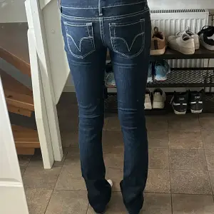Säljer dessa super snygga jeans pg av att dom är för små i midjan. Dom är köpta på vinted💕  Mått: midja, 36 cm innebenslängd, 81 cm (jag är 1,70 och dom passar mig i längden) kontakta för intresse eller om du undrar nått💗